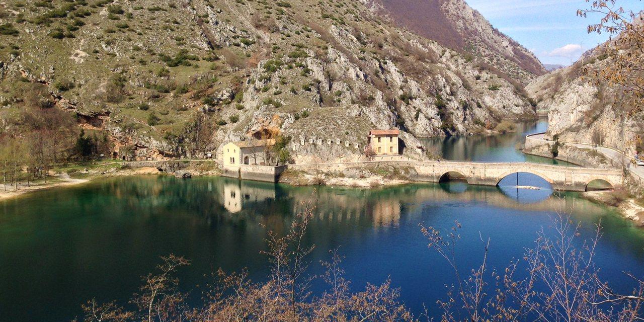 La Locanda Del Lago Lucciola Villalago Exterior foto